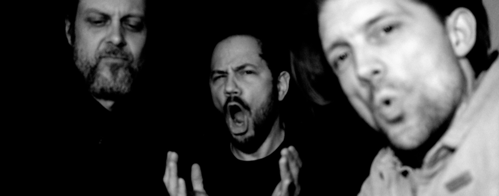 Photo of the three band members, Johannes singing.